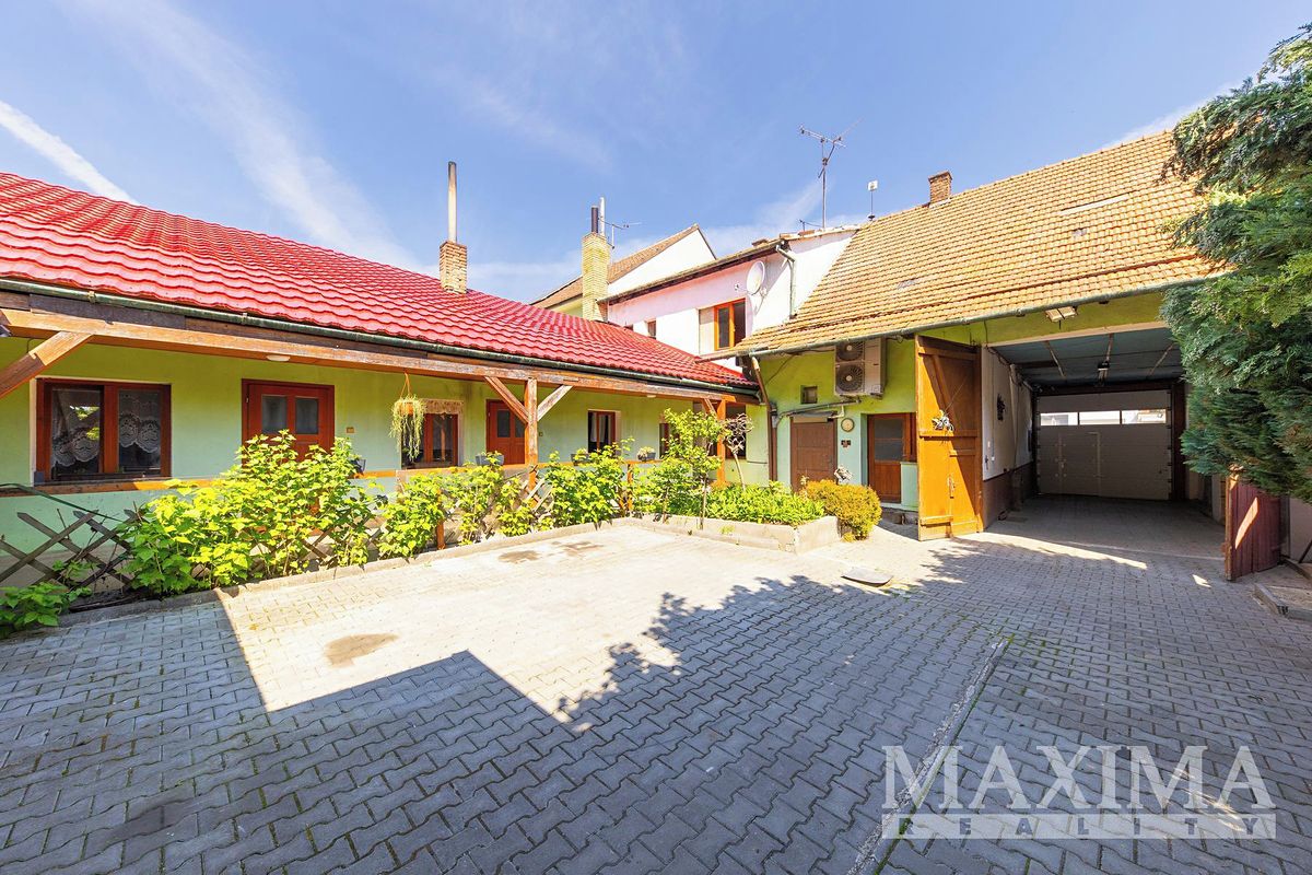 Prodej rodinného domu 277 m², pozemek 913 m²